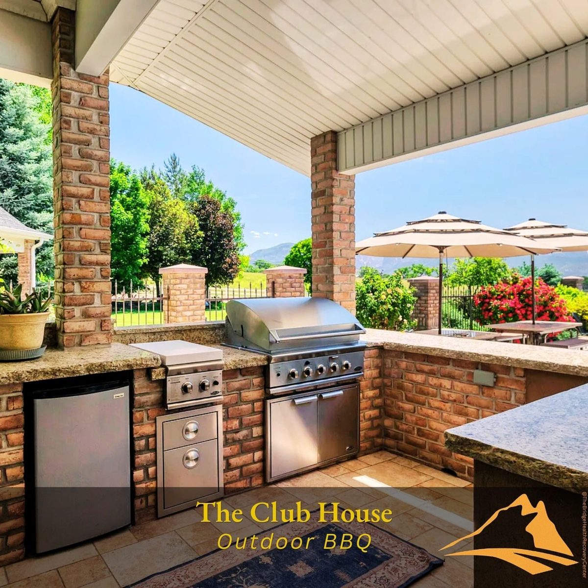 Outdoor BBQ kitchen and dining — The Bridge Club House